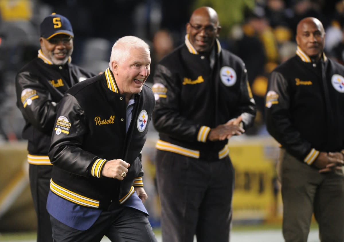 Former Steelers linebacker Andy Russell acknowledges the crowd during a halftime recognition for the Steelers Hall of Honor at Heinz Field in 2017.